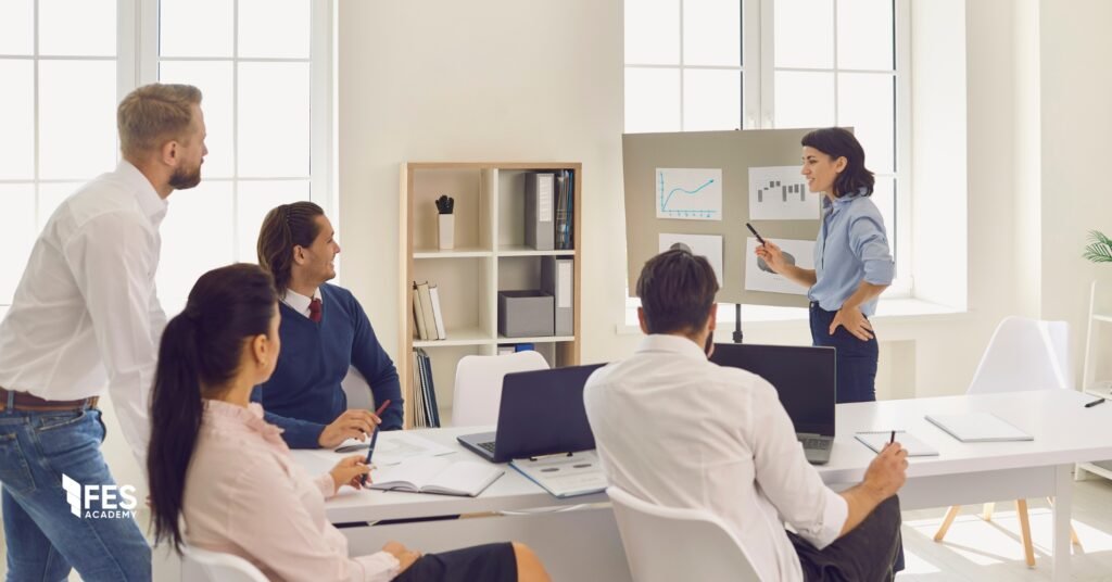 Vậy người mới đi làm nên tiết kiệm hay đầu tư trước?